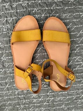 y.not? Women’s Yellow Leather Flat Sandals Size 8.5